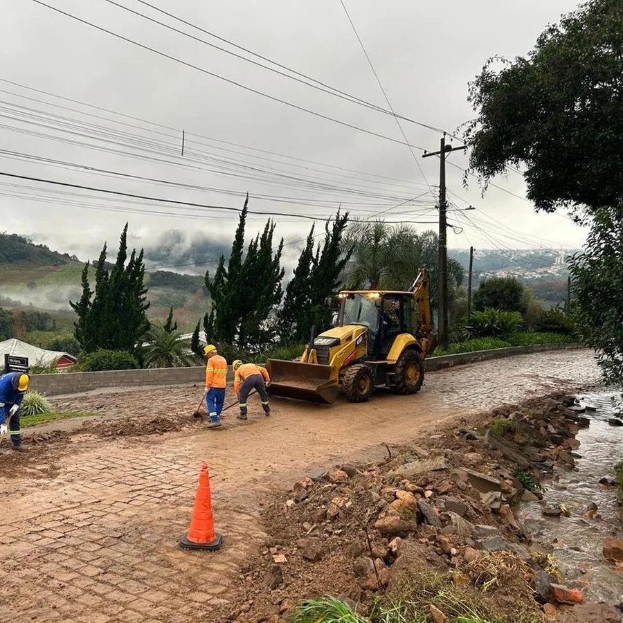 Equipes trabalharam na limpeza das ruas