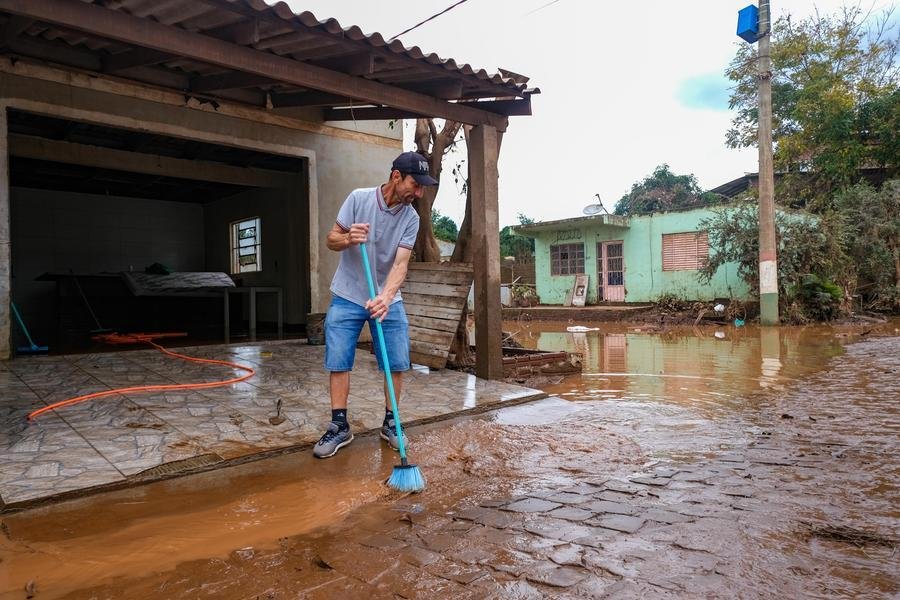 O morador Gillberto Luiz Machado limpou sua casa que foi atingida pelo rio Taquari no repique desta segunda-feira