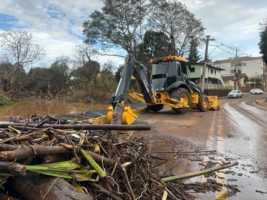Com o n&iacute;vel do Rio Taquari baixando, m&aacute;quinas da prefeitura realizam a limpeza e desobstru&ccedil;&atilde;o de vias da cidade.
