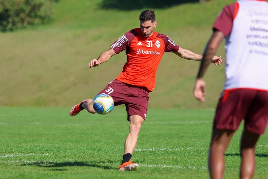 Lucas Alario &eacute; o &uacute;nico centrovante &agrave; disposi&ccedil;&atilde;o neste momento