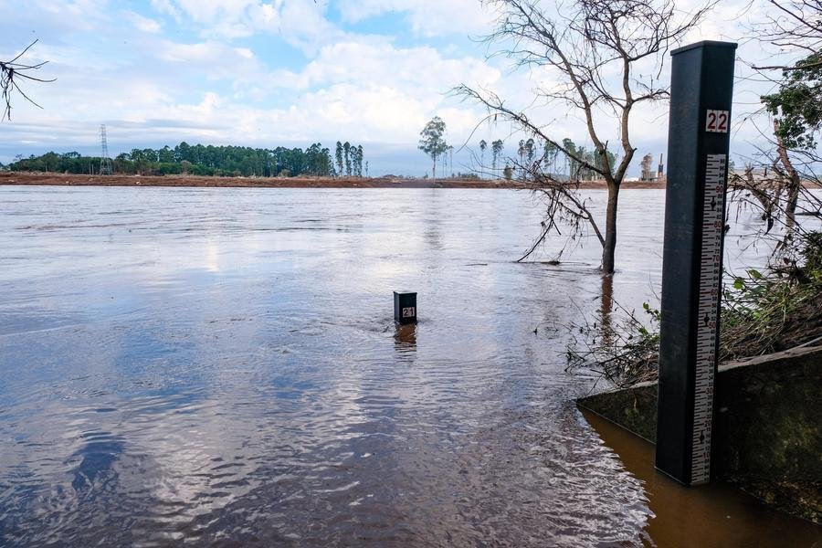 R&eacute;gua f&iacute;sica localizada na avenida Oswaldo Aranha, em Lajeado, marcava pouco mais de 21 metros na tarde desta ter&ccedil;a