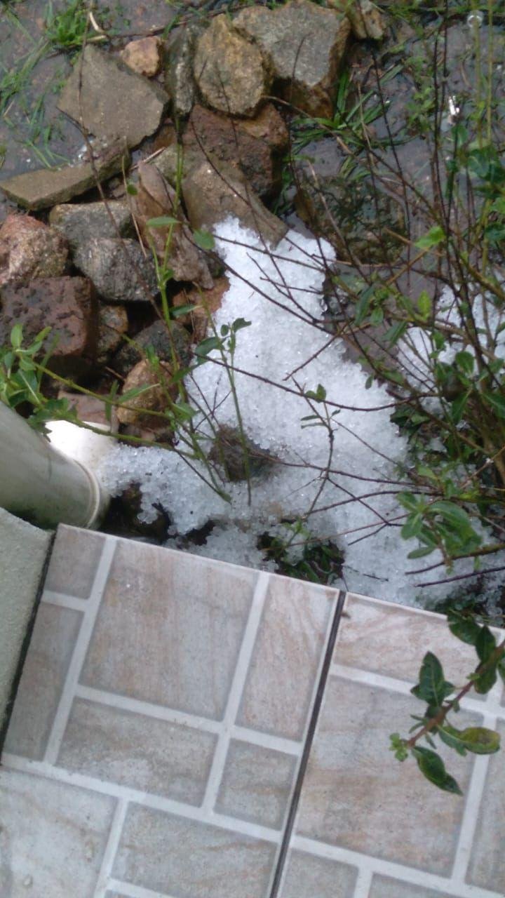 Na  localidade de Passo de Santana, no munic&iacute;pio de Cerrito a quantidade de granizo acumulou no ch&atilde;o