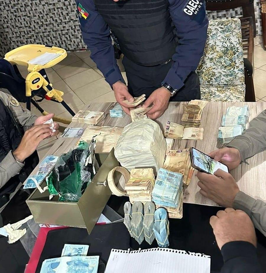 Dinheiro, arma, muni&ccedil;&atilde;o e demais materiais apreendidos foram localizados na casa de um dos investigados