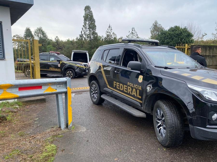 Ao fundo, caminhonete usada na a&ccedil;&atilde;o dos assaltantes em Caxias do Sul