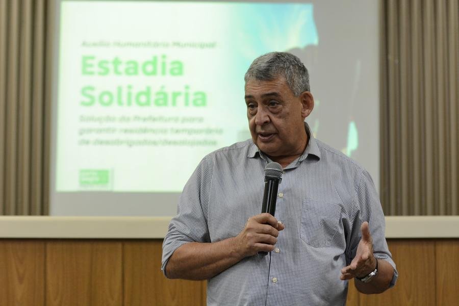 An&uacute;ncio do Programa Estadia Solid&aacute;ria da PMPA para desalojados de enchentes em Poa. Presentes, prefeito de Poa Sebasti&atilde;o  Melo.