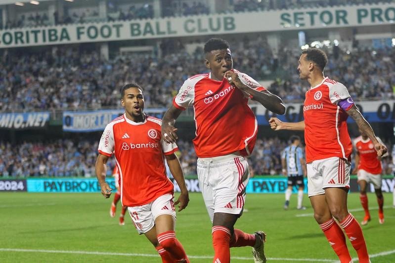 Vit&atilde;o celebra o gol do Inter no cl&aacute;ssico Gre-Nal
