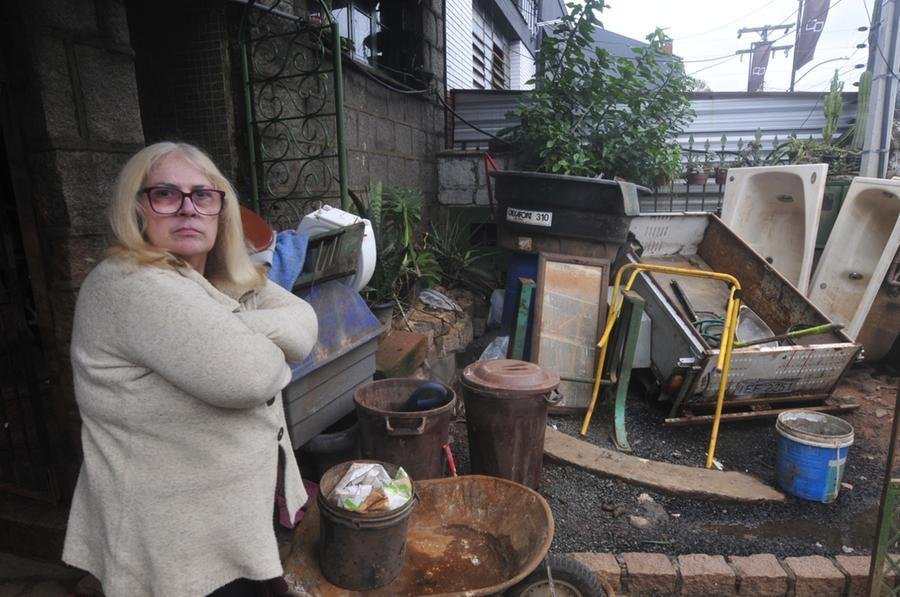 Maria teresinha Strassburger mostra, desolada, situa&ccedil;&atilde;o em sua casa