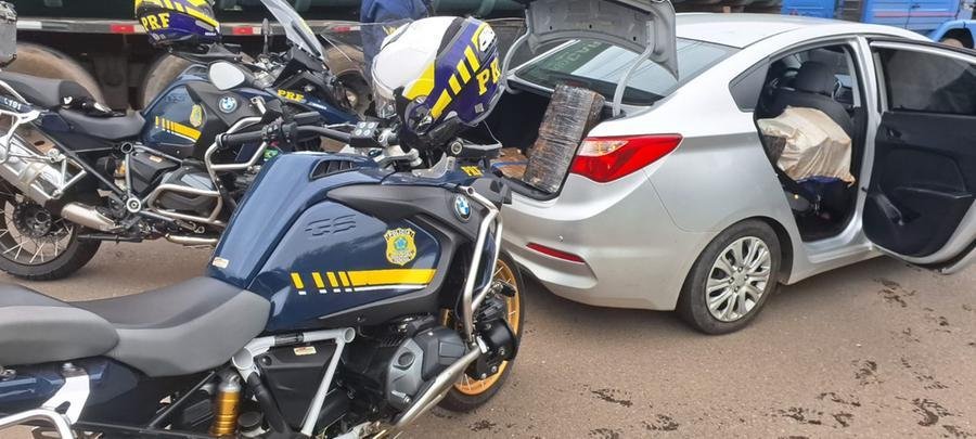 Motorista do HB20 abandonou ve&iacute;culo com a droga e tentou fugir, junto com comparsa, para uma &aacute;rea de matagal