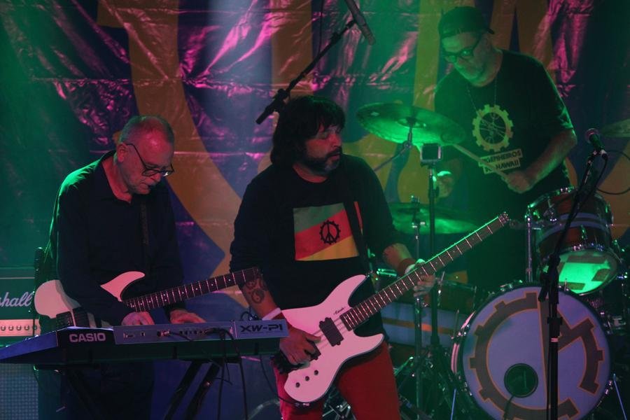 O minidoc feito pelo canal Na Ponta da Agulha sobre o reencontro entre o guitarrista Augusto Licks e o baterista Carlos Maltz (da fase cl&aacute;ssica dos Engenheiros do Hawaii) ser&aacute; exibido nesta quarta, 20h, no YouTube