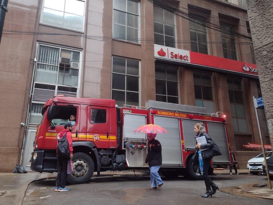 Princ&iacute;pio de fogo foi controlado pelos Bombeiros