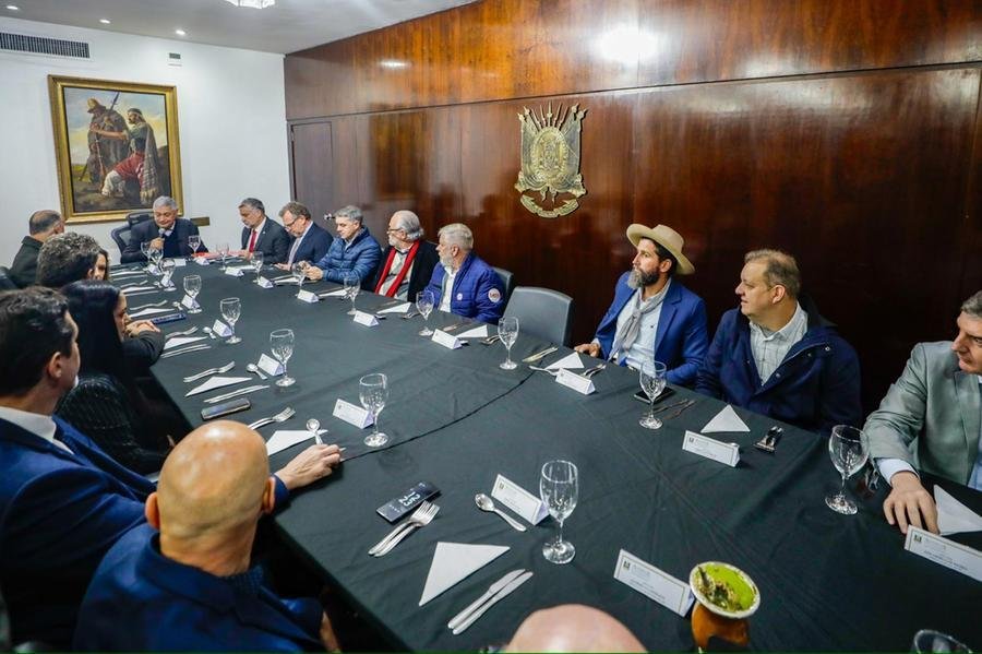 Ministro Paulo Pimenta participou de reuni&atilde;o-almo&ccedil;o com deputados estaduais na Assembleia do RS