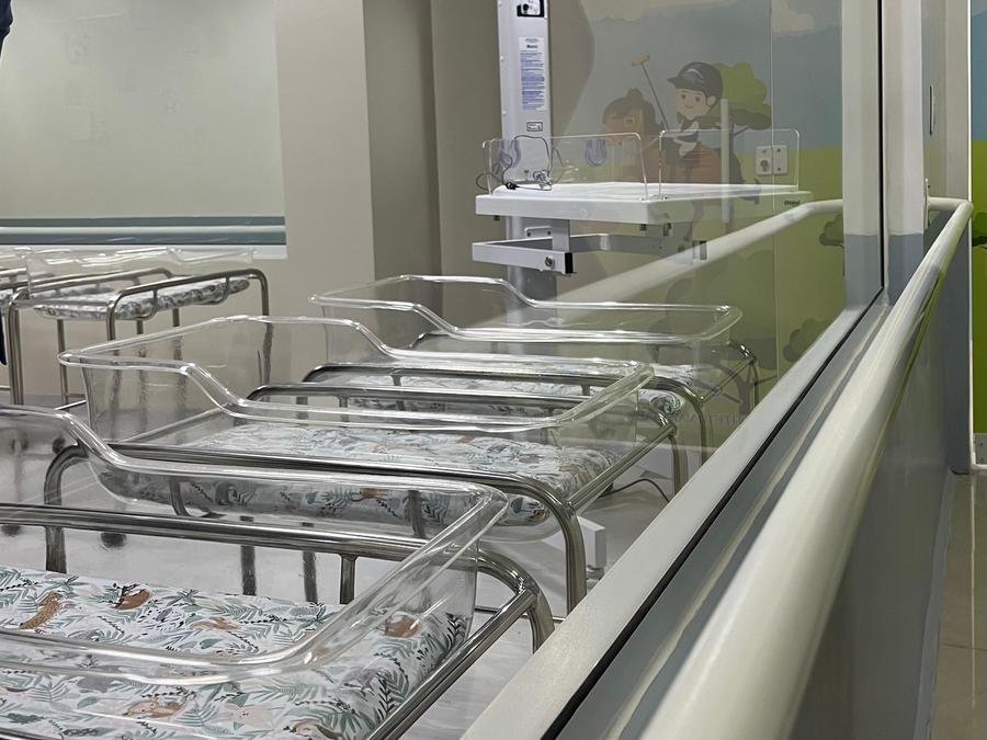 A sala conta com  sete ber&ccedil;os de acr&iacute;lico; um ber&ccedil;o aquecido; dois ar-condicionado; computador; ox&iacute;metro; otosc&oacute;pio; aparelho de press&atilde;o; bilirrubin&ocirc;metro (teste do amarel&atilde;o); e equipamentos de intuba&ccedil;&atilde;o em caso de necessidade