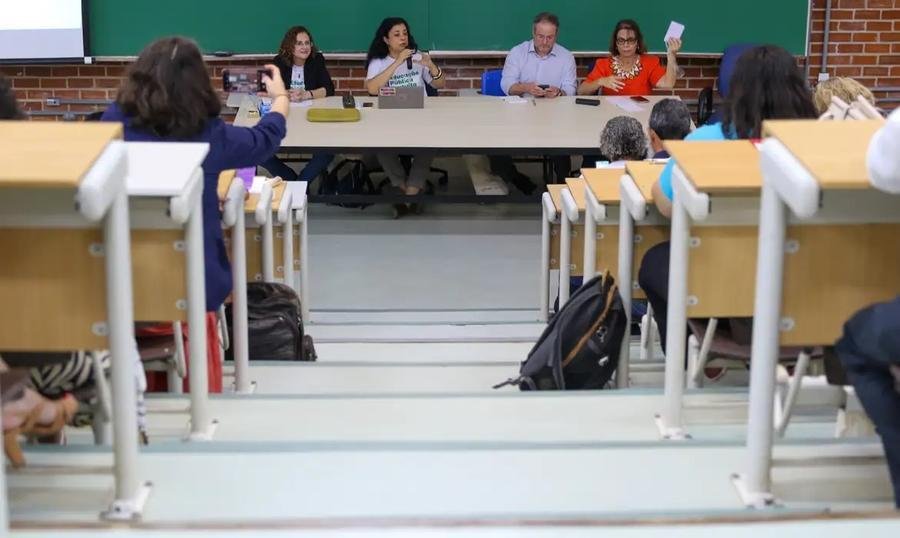 Professores e t&eacute;cnicos de universidades assinam acordo com o governo
