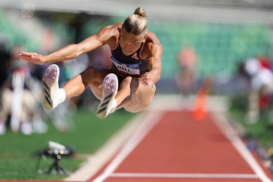 No salto em dist&acirc;ncia, o atleta precisa atingir a maior dist&acirc;ncia poss&iacute;vel a partir de um s&oacute; salto