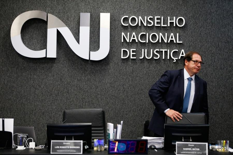 Postagens tamb&eacute;m teriam conte&uacute;do "preconceituoso, racista e homof&oacute;bico"