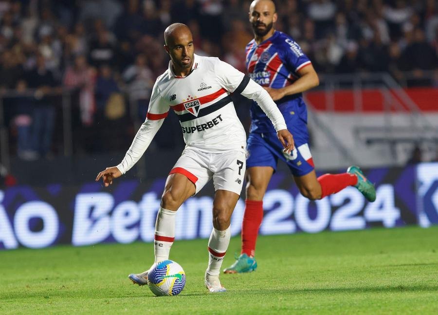 Com Luis Zubeld&iacute;a suspenso, o auxiliar Maximiliano Cuberas foi o respons&aacute;vel por comandar o S&atilde;o Paulo &agrave; beira do gramado