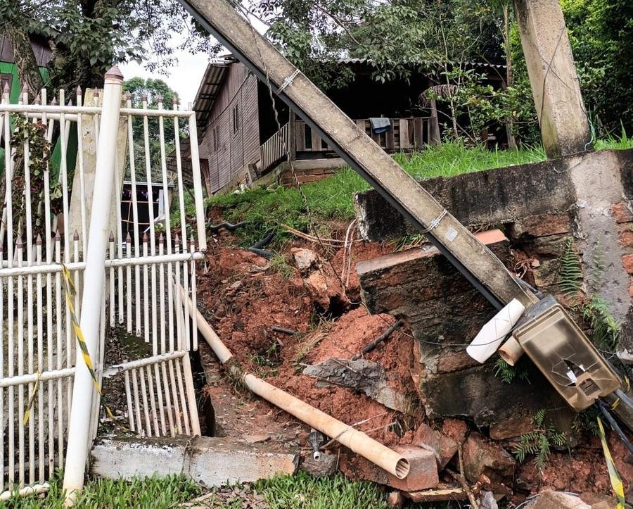 Ao menos 21 casas foram danificadas pelo deslizamento de terra
