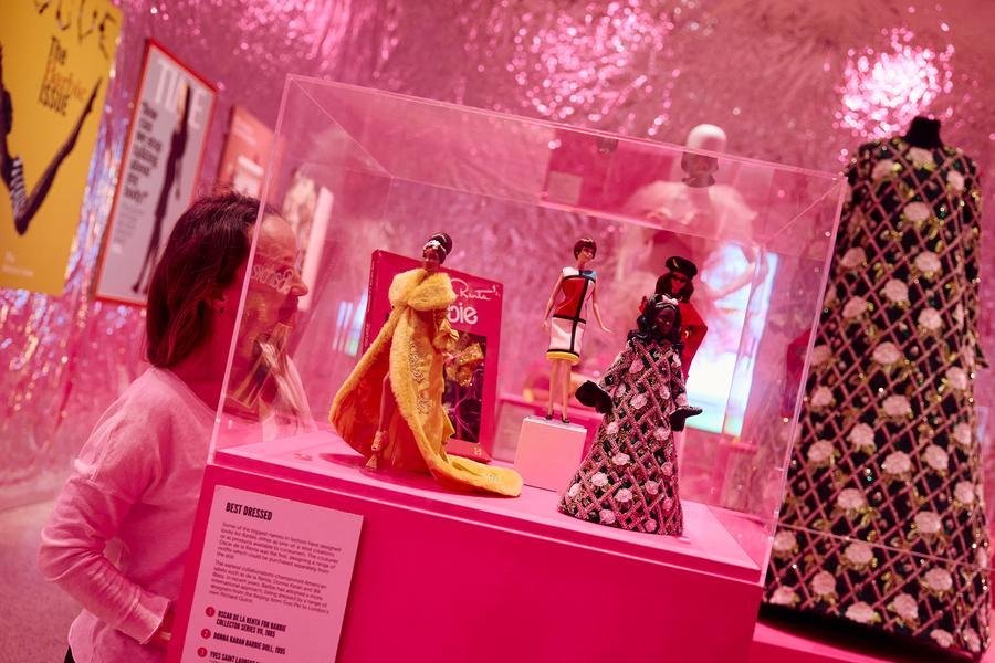 Exposi&ccedil;&atilde;o em Londres apresenta s&eacute;ries da boneca Barbie