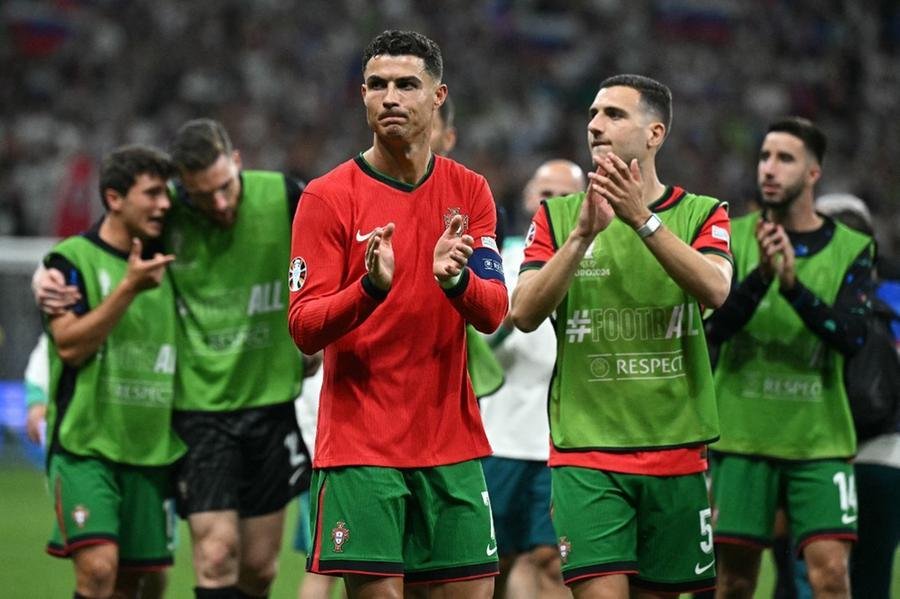 Cristiano Ronaldo perde p&ecirc;nalti, mas Portugal elimina Eslov&ecirc;nia nas oitavas da Euro