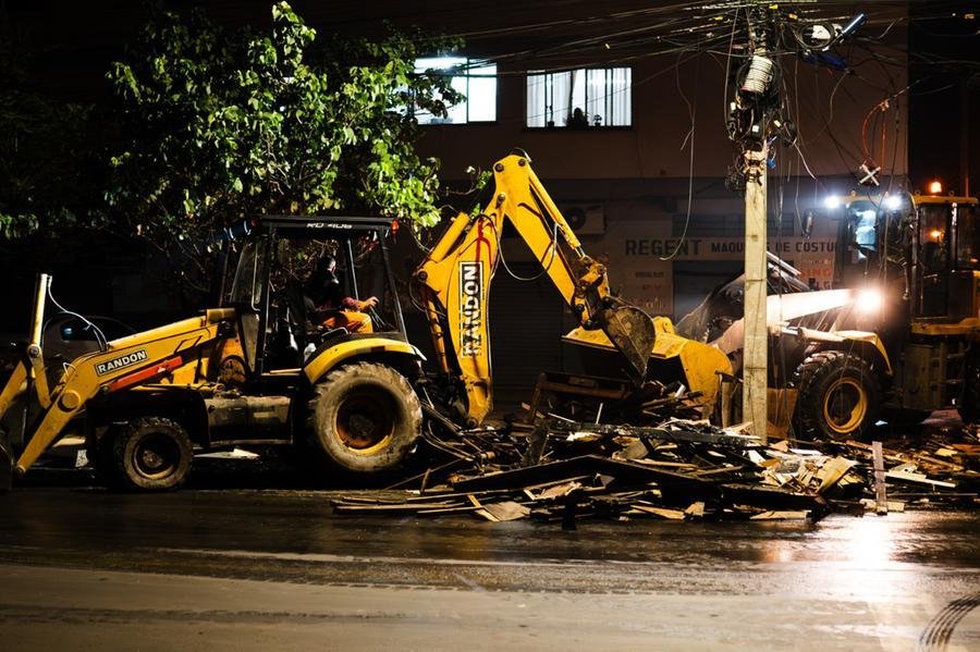 S&atilde;o 20 retroescavadeiras e 40 caminh&otilde;es atuando no hor&aacute;rio estendido