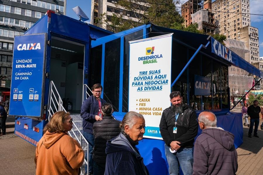 Unidade m&oacute;vel da Caixa no Largo Gl&ecirc;nio Peres