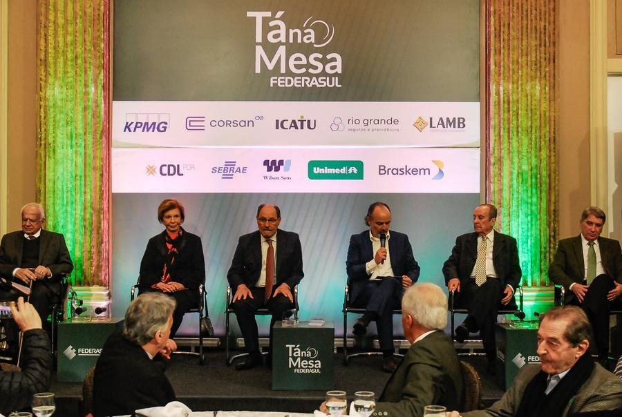 Ex-governadores do Rio Grande do Sul participaram do T&aacute; na Mesa da Federasul, nesta quarta-feira