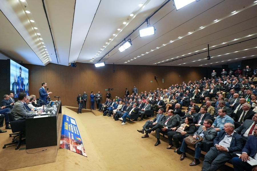 Governador do RS expressou seu descontentamento diante de cerca de 400 prefeitos e vices na C&acirc;mara dos Deputados