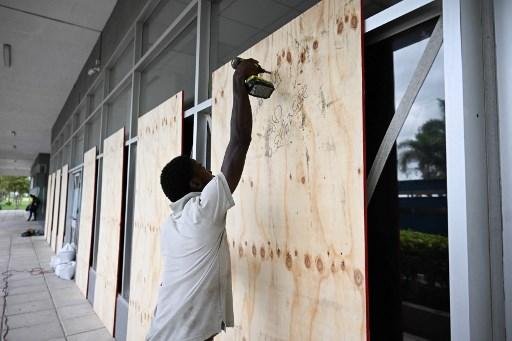 Jamaicanos tentaram proteger suas casas do Furac&atilde;o Beryl