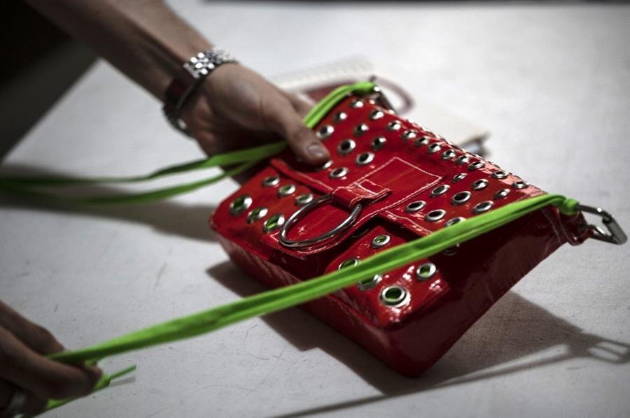 Designer fez uma cole&ccedil;&atilde;o com lonas e faixas recolhidas nas ruas da Cidade do M&eacute;xico