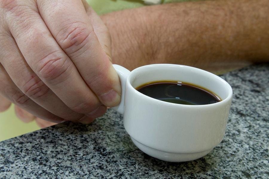 Cafe&iacute;na influencia os receptores localizados nos neur&ocirc;nios que promovem a perda de sinapse