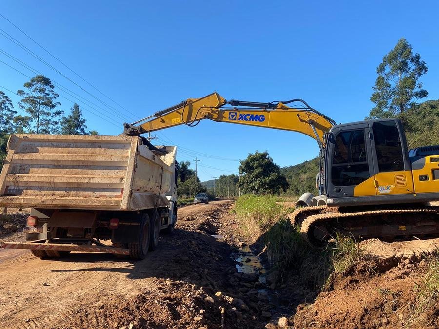 Foco do trabalho tem sido a libera&ccedil;&atilde;o de acessos &agrave;s &aacute;reas rurais, a troca de bueiros e o aterramento das cabeceiras de pontes