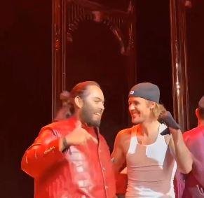 Anant Ambani e Justin Bieber no palco no evento realizado na &Iacute;ndia