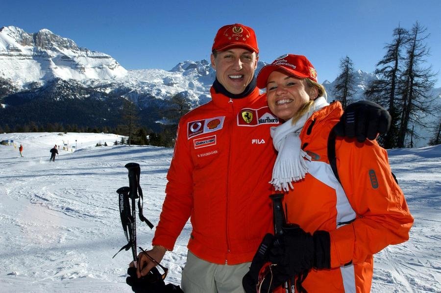 O piloto campe&atilde;o mundial da F&oacute;rmula 1 da Ferrrari Michael Schumacher e sua esposa Corinna em 16 de janeiro de 2003