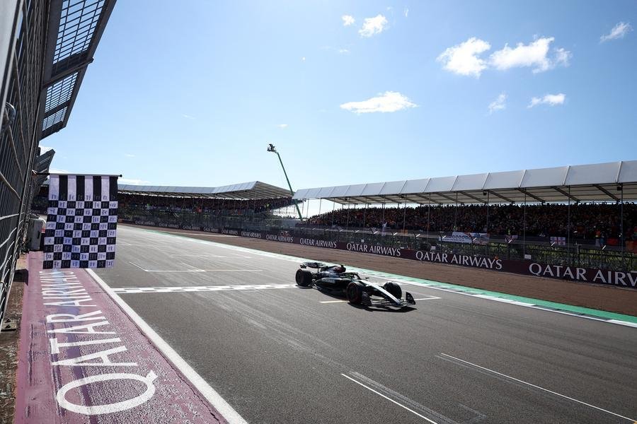 Heptacampe&atilde;o deu aula em Silverstone