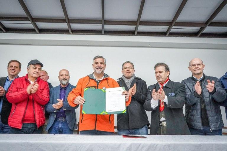 Ministro Paulo Pimenta durante a assinatura da ordem de servi&ccedil;o para in&iacute;cio da duplica&ccedil;&atilde;o da rodovia