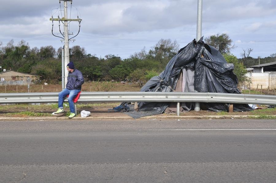 Fam&iacute;lias permanecem em barracas &agrave; margem da rodovia federal