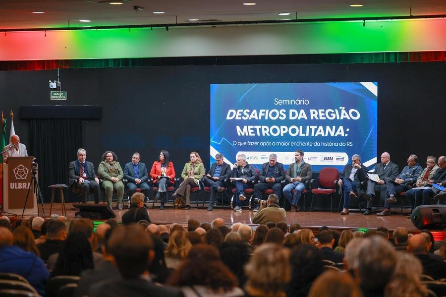 Um documento com cerca de 100 p&aacute;ginas com as propostas apresentadas pelos prefeitos e t&eacute;cnicos foi entregue ao Governador Eduardo Leite