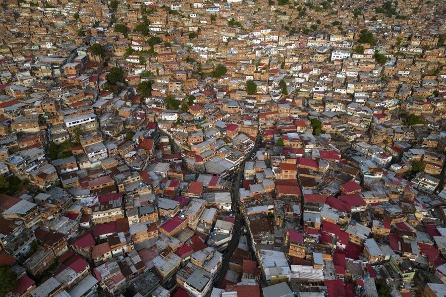 Crise deixou regi&otilde;es inteiras do pa&iacute;s com bairros sem lei, onde as armas exerciam o poder