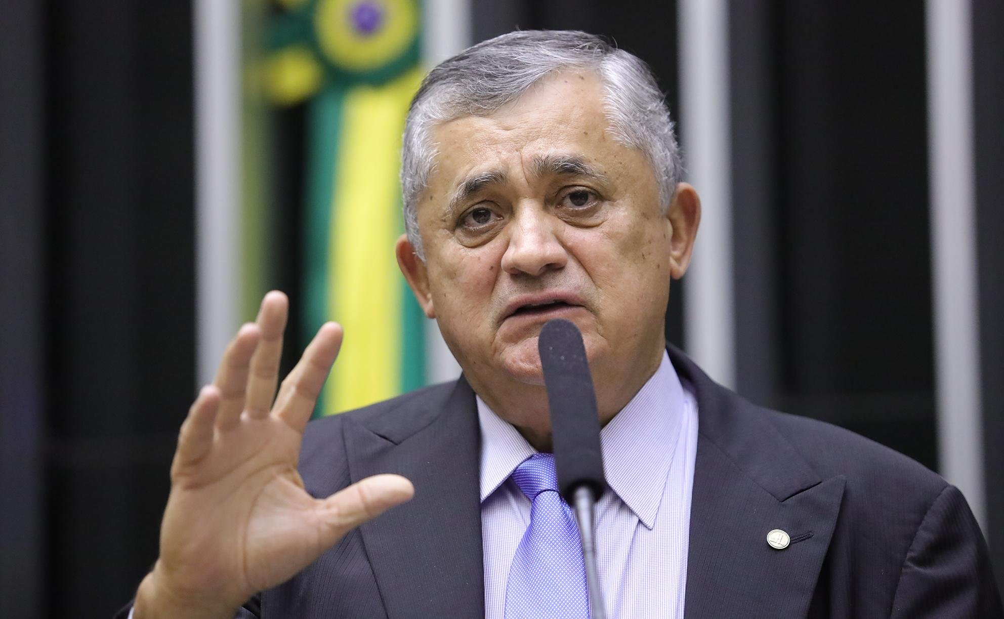 "Eu quero ver a turma do Fl&aacute;vio Bolsonaro votar contra. Eu estou pagando para ver essa atitude", declarou Guimar&atilde;es