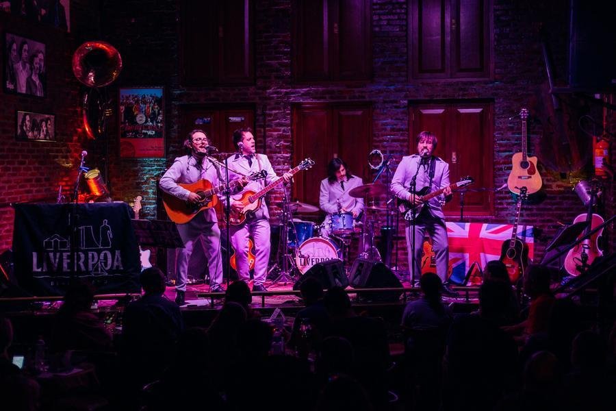 Os quatro amigos de Liverpool homenageados por quatro amigos da grande Porto Alegre.