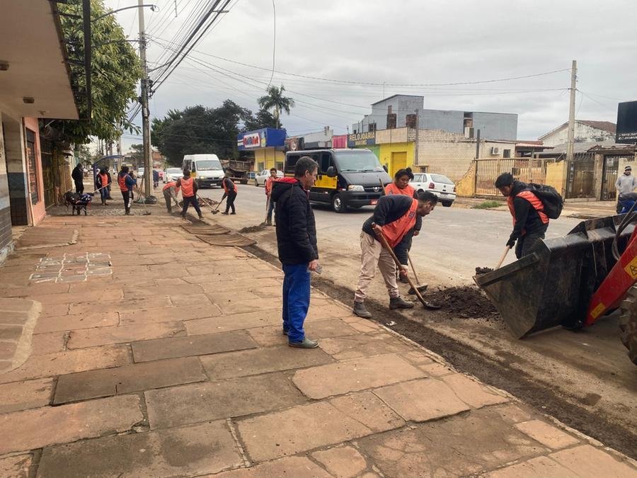 Equipes de limpeza fazem a retirada de ac&uacute;mulos de terra nas vias e a lavagem das ruas com hidrojato