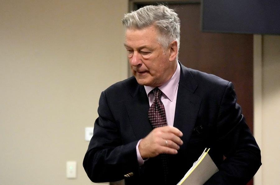 O ator Alec Baldwin chega para seu julgamento no Tribunal Distrital do Condado de Santa F&eacute; por homic&iacute;dio culposo.