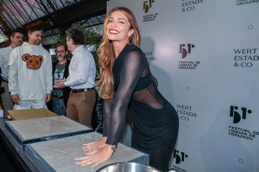 Atriz Grazi Massafera deixa a marca de suas m&atilde;os e assinatura para a Cal&ccedil;ada da Fama durante sua passagem pelo Tapete Vermelho em 2023
