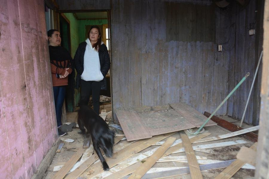 Moradias pr&oacute;ximas ao Arroio Sarandi, Vila F&aacute;tima atingidas pela enchente.
Michele Ribeiro, xale preto e Let&iacute;cia Nogueira, blusa branca