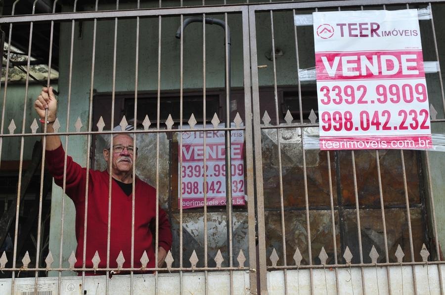 Fernandes mant&eacute;m presen&ccedil;a no im&oacute;vel apenas para evitar invas&atilde;o, enquanto propriet&aacute;ria tenta negoci&aacute;-lo