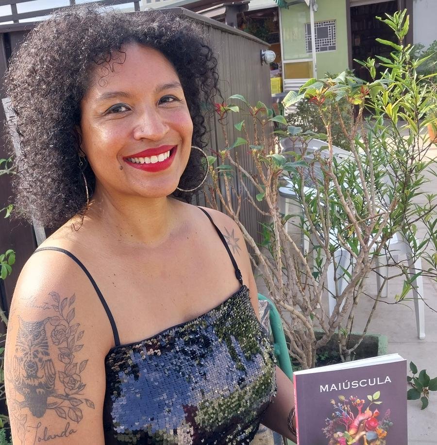 No ano em que celebra 20 anos de trajet&oacute;ria, a poetisa, escritora, professora de Literatura Brasileira e pesquisadora Ana Dos Santos lan&ccedil;a "Mai&uacute;scula"