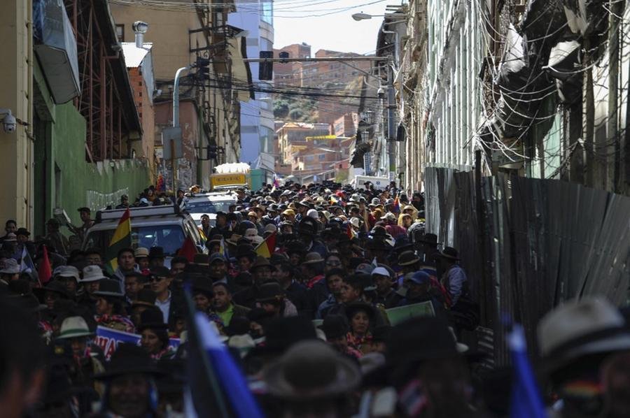 Milhares de apoiadores de Luis Arce v&atilde;o &agrave;s ruas de La Paz ap&oacute;s tentativa de golpe na Bol&iacute;via