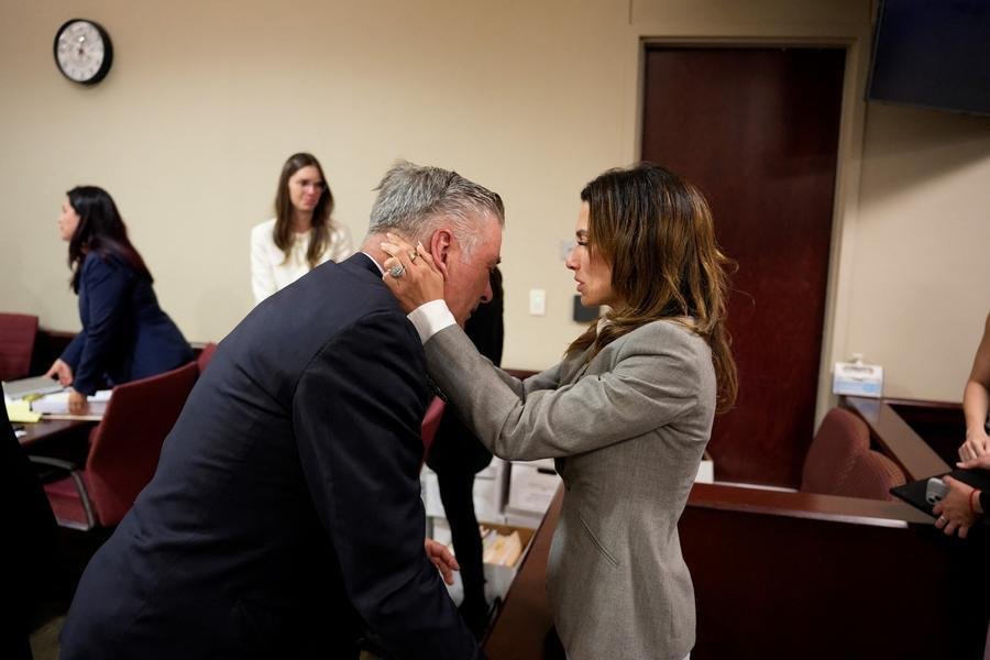 O ator chorou quando a decis&atilde;o foi anunciada e imediatamente abra&ccedil;ou sua esposa quando o tribunal foi dispensado