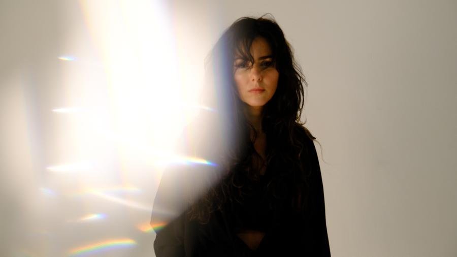 Ga&uacute;cha Carolina Zingler lan&ccedil;ou single "Transformando o C&eacute;u" no final da semana que passou nas plataformas de m&uacute;sica