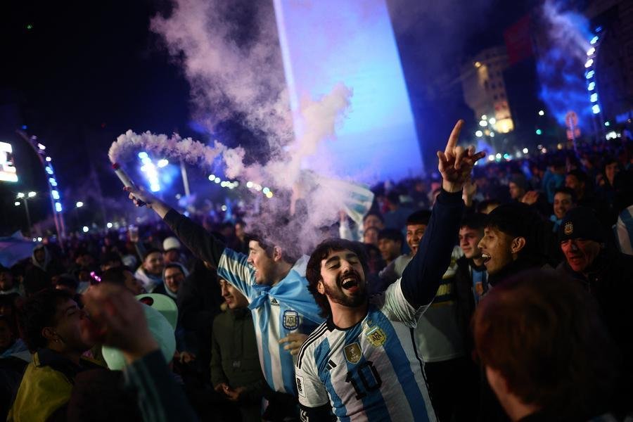 Multid&atilde;o se re&uacute;ne em torno do Obelisco de Buenos Aires para festejar bi da Copa Am&eacute;rica